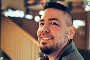 Retrato de un hombre sonriente, satisfecho y feliz en su lugar de trabajo. ¿Su profesión no encaja? Muchas empresas buscaban candidatos cuyo título, experiencia y trayectoria coincidieran casi exactamente con el puesto disponible.