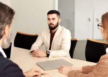 El método STAR ayuda a presentar experiencias profesionales con ejemplos concretos y demostrar competencias durante una entrevista laboral en Alemania.