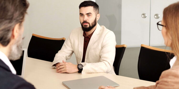 El método STAR ayuda a presentar experiencias profesionales con ejemplos concretos y demostrar competencias durante una entrevista laboral en Alemania.