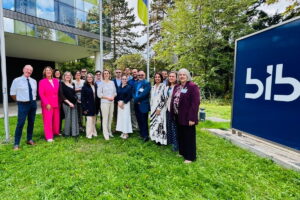 Visita de estudio de la Alianza para la Formación Profesional Dual en América Latina y el Caribe: Foto grupal del primer día con el Presidente del BIBB. La formación dual en Alemania une teoría y práctica remunerada en empresas, abriendo una vía formal de empleo para el talento de América Latina.