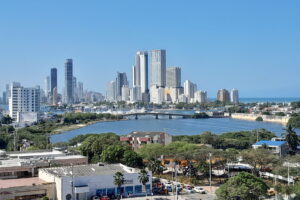 Horizonte de Cartagena de Indias, Colombia desde el Castillo San Felipe de Barajas. Profesionales colombianos encuentran nuevas perspectivas laborales en Alemania gracias al creciente intercambio económico y profesional entre ambos países.