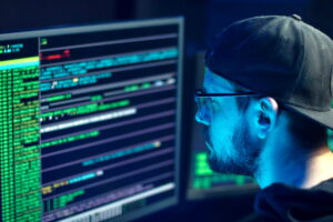 Un experto realiza un análisis utilizando software de ciberseguridad en la pantalla de un ordenador. Ciberseguridad y trabajo en Alemania: descubre las profesiones con futuro y las oportunidades para especialistas en el sector digital.