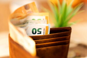 Los ingresos laborales con salario mínimo superan a la ayuda social en Alemania, con una ventaja promedio de 623 euros mensuales para solteros.