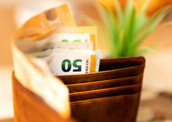 Los ingresos laborales con salario mínimo superan a la ayuda social en Alemania, con una ventaja promedio de 623 euros mensuales para solteros.