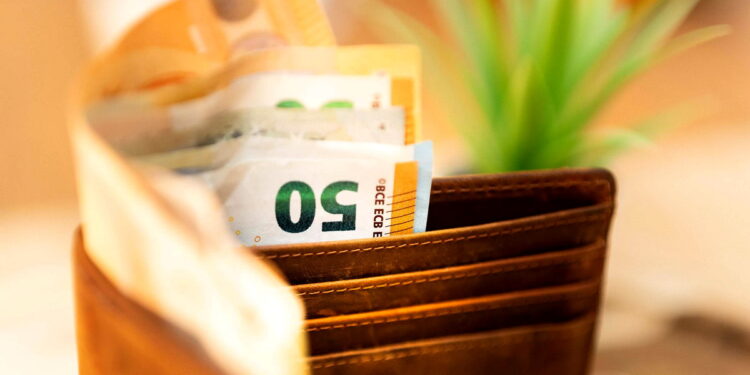 Los ingresos laborales con salario mínimo superan a la ayuda social en Alemania, con una ventaja promedio de 623 euros mensuales para solteros.