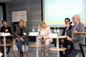 Panel: ¿Cómo lograr una buena llegada y una integración exitosa? De izquierda a derecha: Petra Pätzold (Techniker Krankenkasse), Heinz Rittmann (Asociaciones de la Construcción de Renania del Norte-Westfalia), la moderadora Silvia Niediek (iMOVE), Alejandro Velasco (Instituto Cultural Colombo Alemán), Bernd Tuchen (Senior Expert Service) Análisis estructural de la atracción de talento técnico