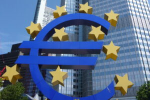 Edificio del Banco Central de Alemania con el símbolo del euro en el distrito financiero de Fráncfort del Meno. El sindicato ver.di exige un 6% de aumento en los bancos alemanes tras iniciar la negociación sin una oferta patronal.