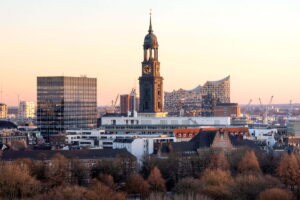 Hamburgo supera 1065000 cotizantes y prevé un alza del PIB de 1,2% en 2026, con el empleo técnico guiando la demanda hacia 2030.