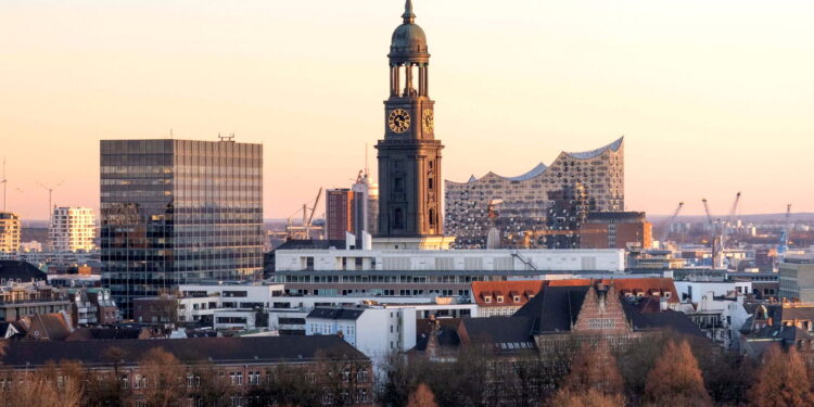 Hamburgo supera 1065000 cotizantes y prevé un alza del PIB de 1,2% en 2026, con el empleo técnico guiando la demanda hacia 2030.