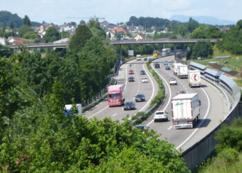 Alemania busca hasta 120.000 camioneros por jubilaciones. Las empresas aumentan sueldos y ofrecen turnos familiares para atraer choferes del exterior.