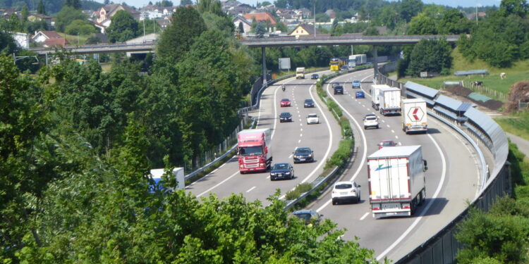 Alemania busca hasta 120.000 camioneros por jubilaciones. Las empresas aumentan sueldos y ofrecen turnos familiares para atraer choferes del exterior.