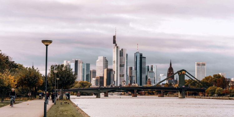 La distribución de los Ingresos en Alemania muestra que con 6050 euros netos al mes una persona soltera entra al 4% más rico del país.