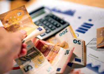 Descubre cómo los beneficios adicionales, la retribución variable y la previsión empresarial transforman los modelos salariales modernos en Alemania.