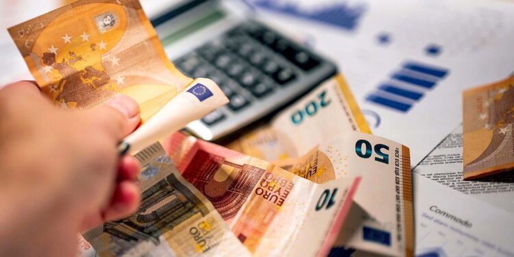 Descubre cómo los beneficios adicionales, la retribución variable y la previsión empresarial transforman los modelos salariales modernos en Alemania.