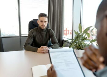 Una solicitud anónima evalúa competencias sin sesgos sociodemográficos, aunque su uso en Alemania depende de cada empresa.