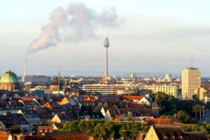 Vista panorámica a primera hora de la mañana del perfil urbano de Stuttgart con la torre de televisión.