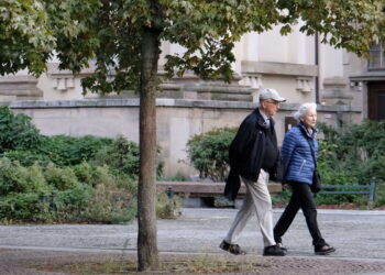 Casi la mitad en Alemania anhela un retiro a los 60, pero la incertidumbre económica y la presión financiera frenan su verdadera libertad.