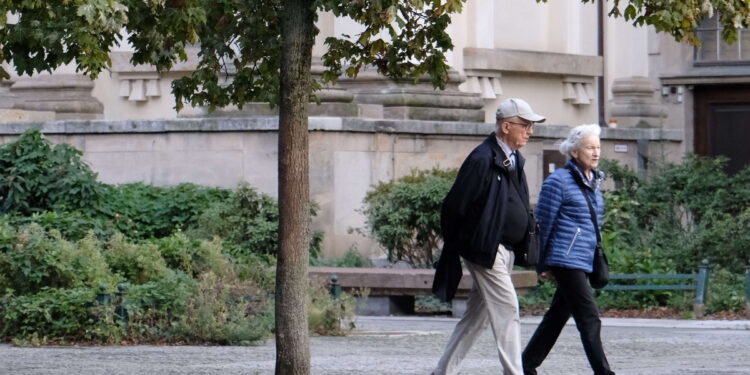 Casi la mitad en Alemania anhela un retiro a los 60, pero la incertidumbre económica y la presión financiera frenan su verdadera libertad.